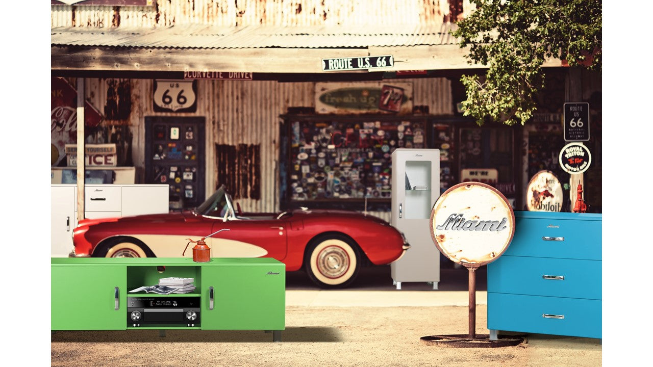 Miami - Vitrine mit 1 Tür mit Fenster aus Sicherheitsglas, Hochkommode, chromfarbene Griffe, Füsse und Logo aus hochwertigem Autoschriftzug, Metallgriffe, Autometallic-Lackierung in grau